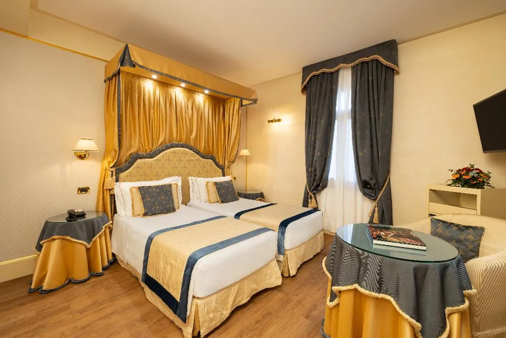 DOUBLE DELUXE Room, A La Commedia, Venice
