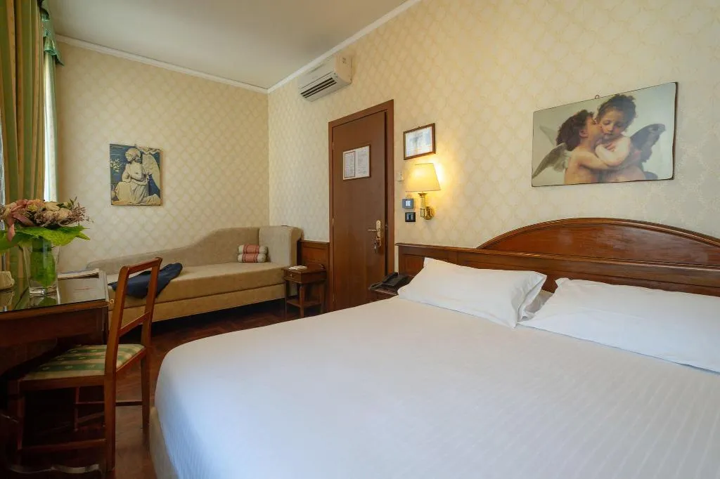 TRIPLE CLASSIC Room, Hotel Boccaccio, Florence