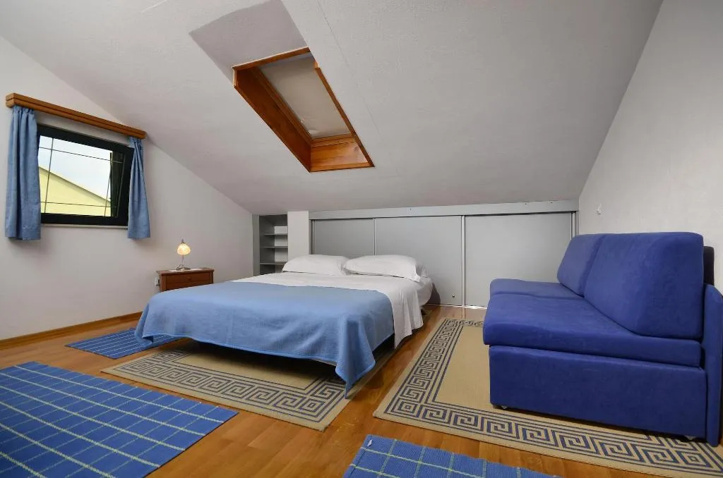 Room, House Topic, Split