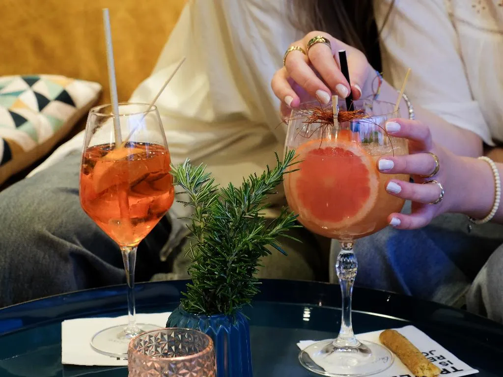 Bar, Luise, Milan