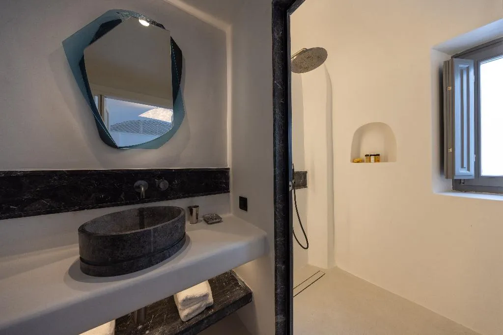 HOUSE WITH JACUZZI Room, IKIES Santorini, Santorini