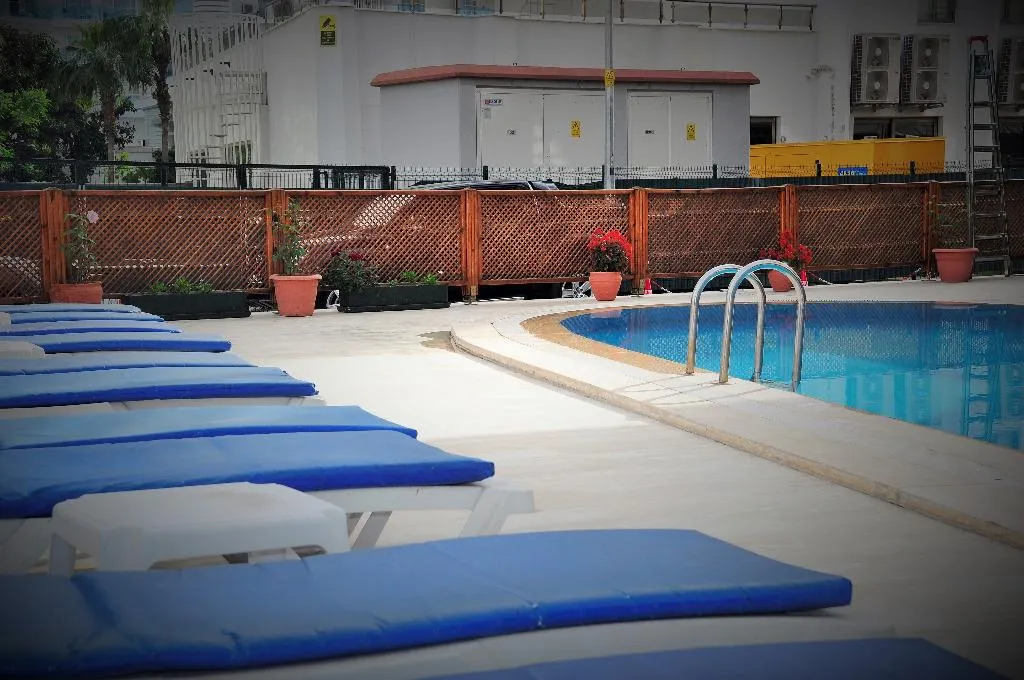 Pool, Seren Sari, Dalaman