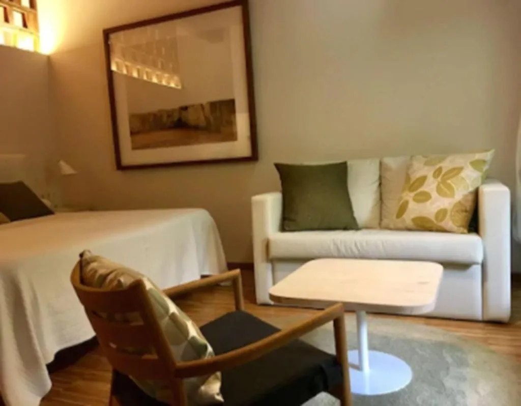 Room, Mont-Sant, Valencia