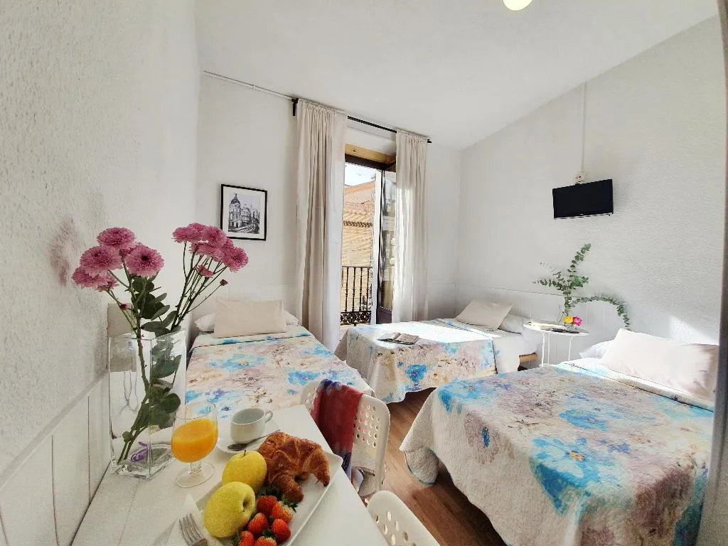 TRIPLE STANDARD Room, Hostal Alicante, Madrid