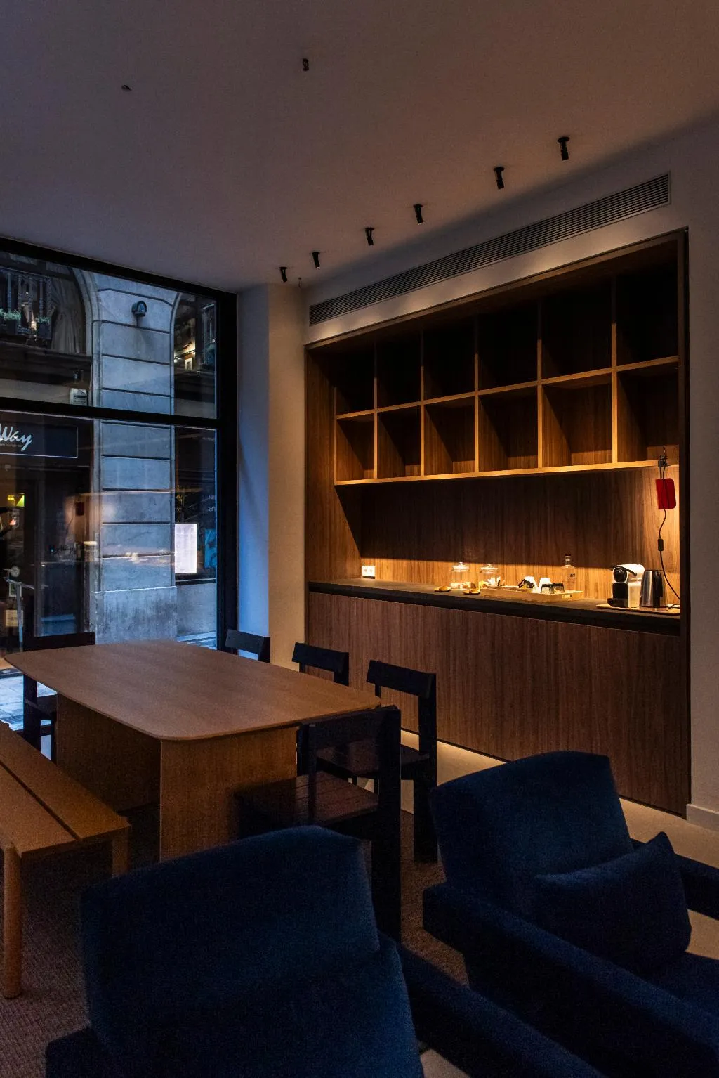 Lobby, California, Barcelona