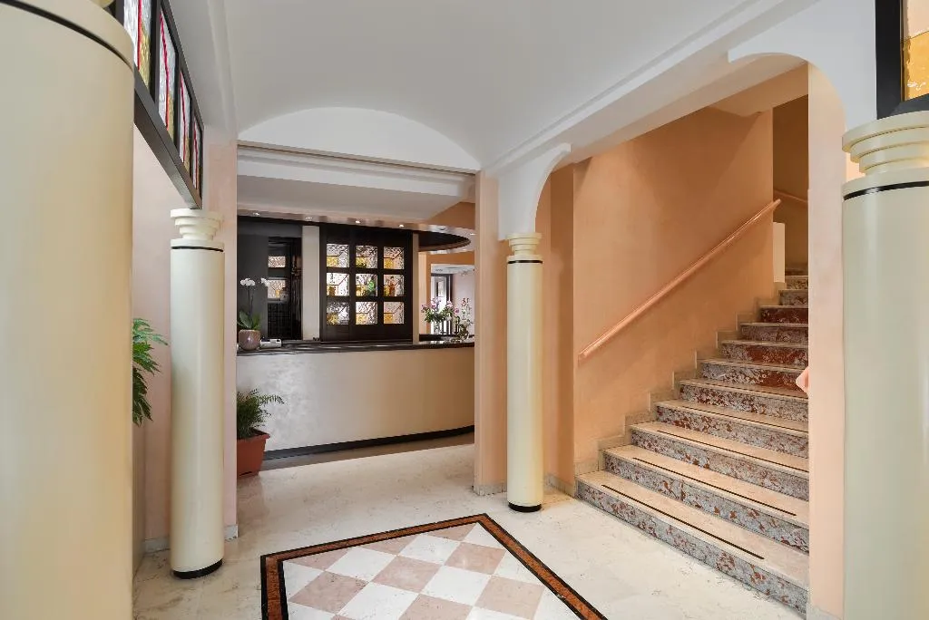 Lobby, Garibaldi, Venice