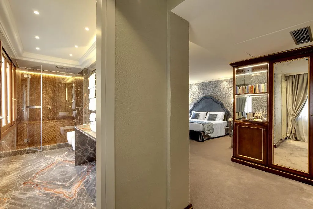 JUNIOR SUITE STANDARD Room, Dona Palace, Venice