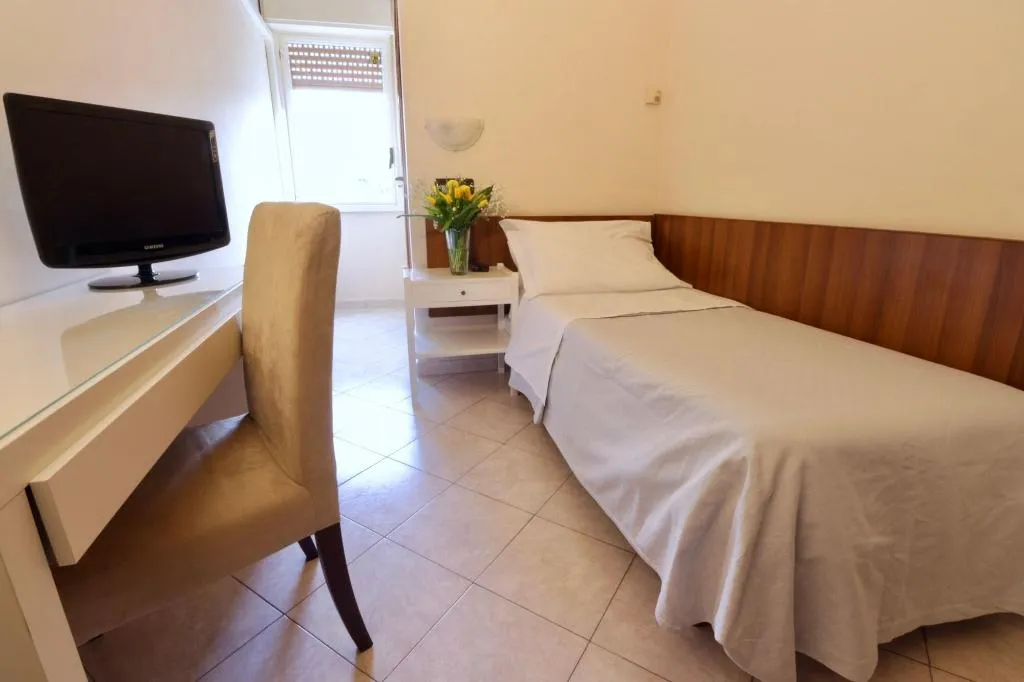 Room, Hotel Fiorentina, Naples