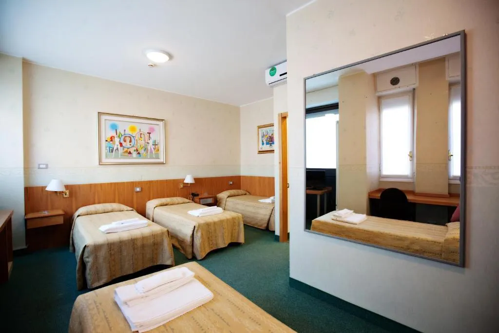 QUADRUPLE STANDARD Room, Hotel Dei Fiori, Milan