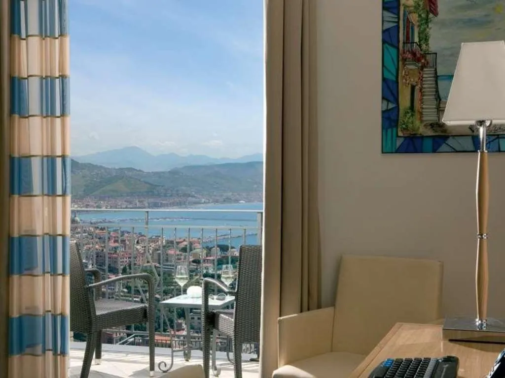 Room, Raito, Naples