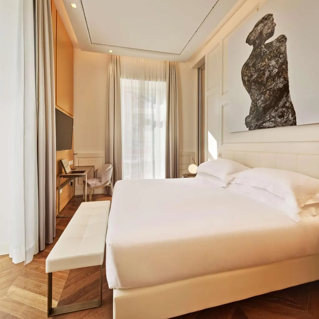 SUITE KING SIZE BED Room, de Bonart Naples-Curio Collection by Hilton, Naples