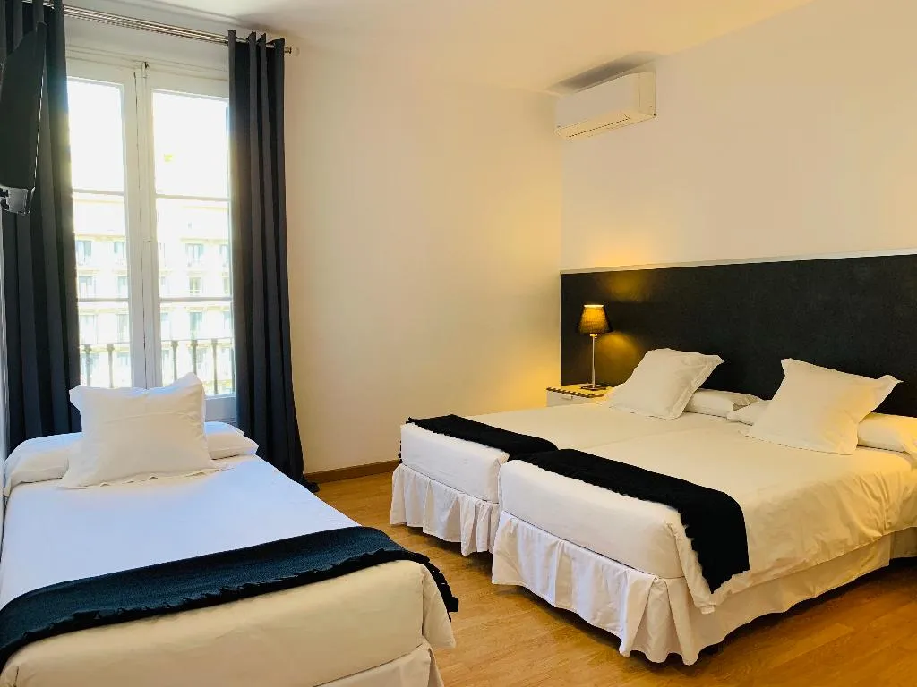 TRIPLE Shared external bathroom Room, Super Balmes Guest House, Barcelona