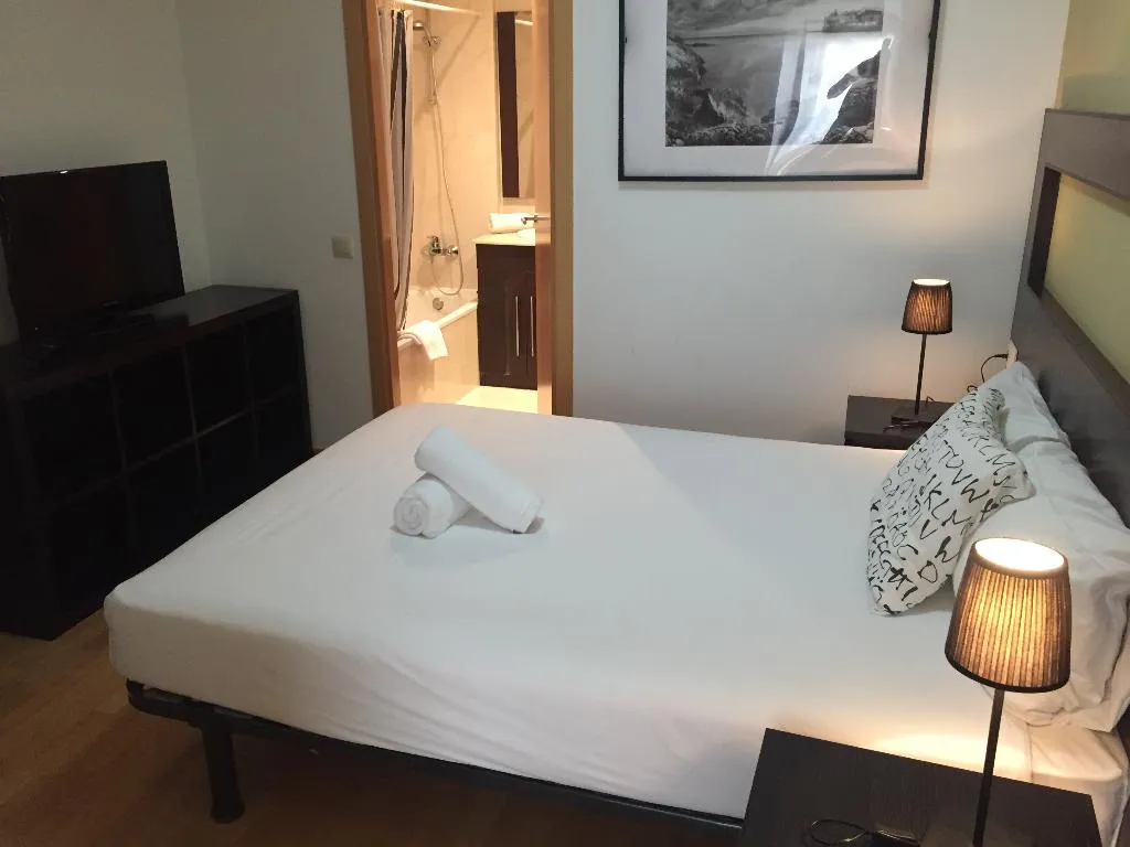 APARTMENT CAPACITY 5 THREE BEDROOM Room, Sitges Go, Costa Brava