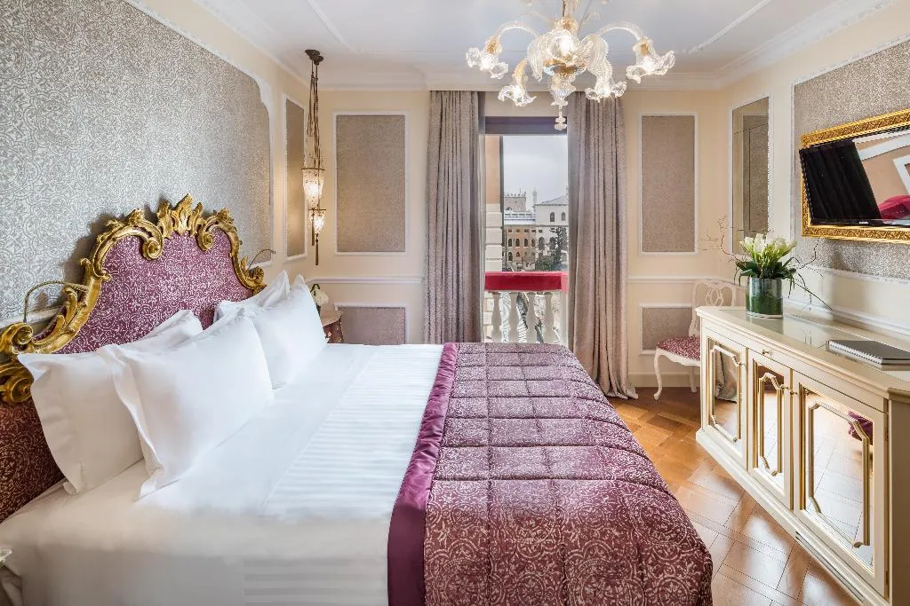 DOUBLE CANAL VIEW Room, Baglioni Hotel Luna, Venice