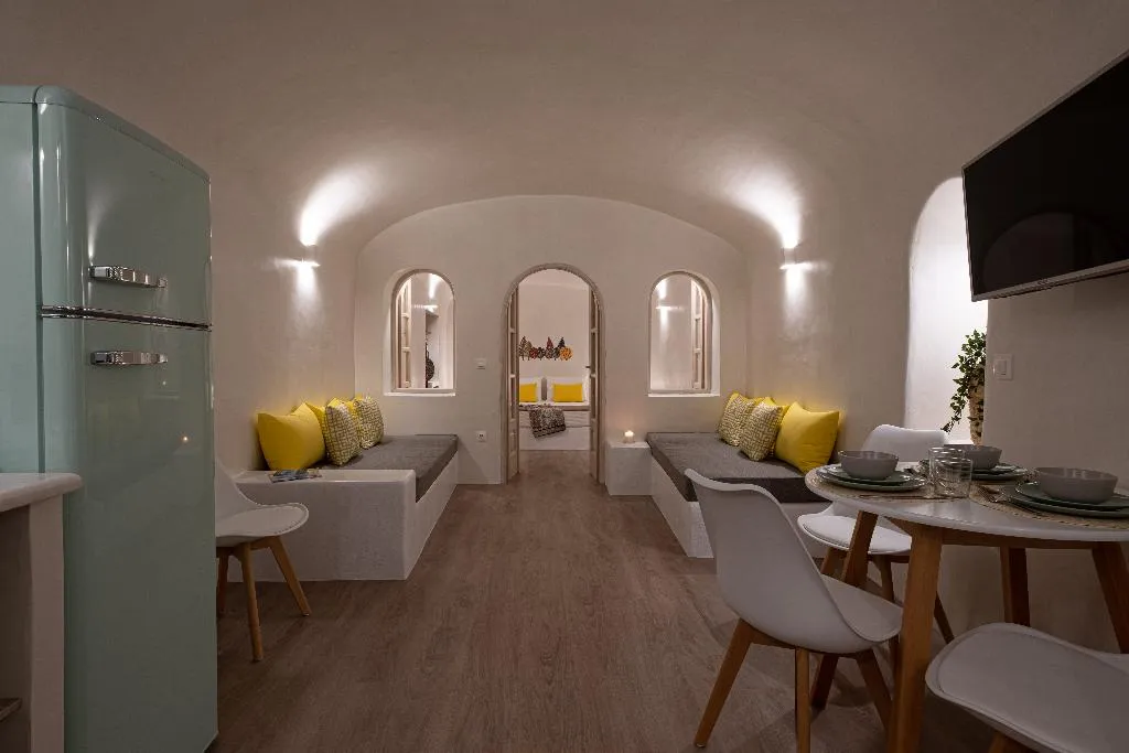 HOUSE TWO BEDROOMS TWO BATHROOMS Room, White Orchid Cave House & Studio, Santorini