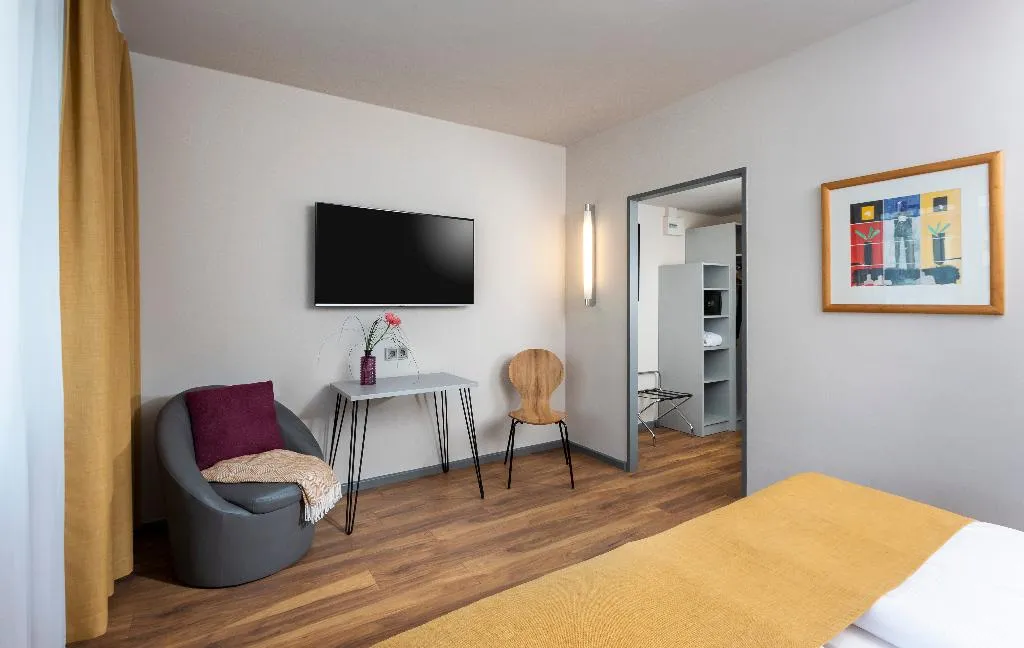 TWIN WITH VIEWS Room, SORAT Hotel Berlin, Berlin