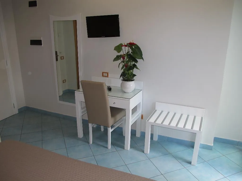 Double or Twin POOL VIEW Room, Club Sorrento, Naples