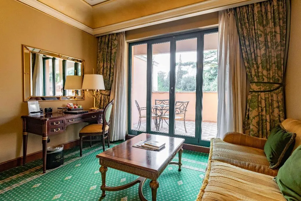 Room, River Chateau, Rome