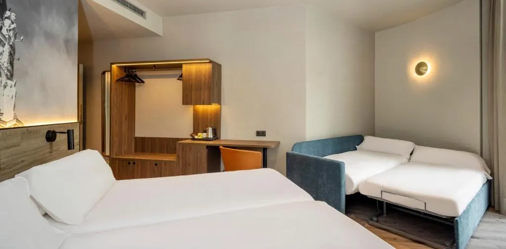 QUADRUPLE WITH VIEWS Room, Regente, Madrid