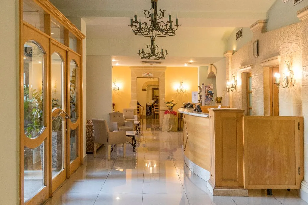 Lobby, Sunflower, Malta