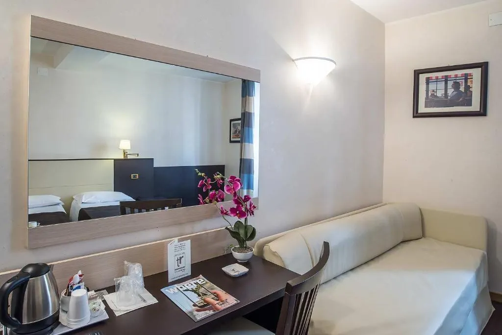 TRIPLE SUPERIOR Room, Tritone, Rome
