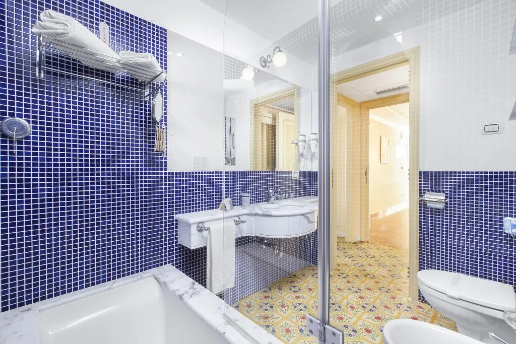 DOUBLE DELUXE QUEEN BED Room, Antiche Mura, Naples