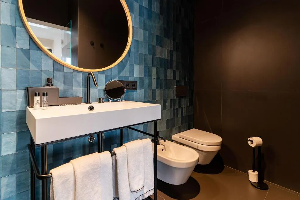 Room, Welldone Quality-Crystal Pool, Seville