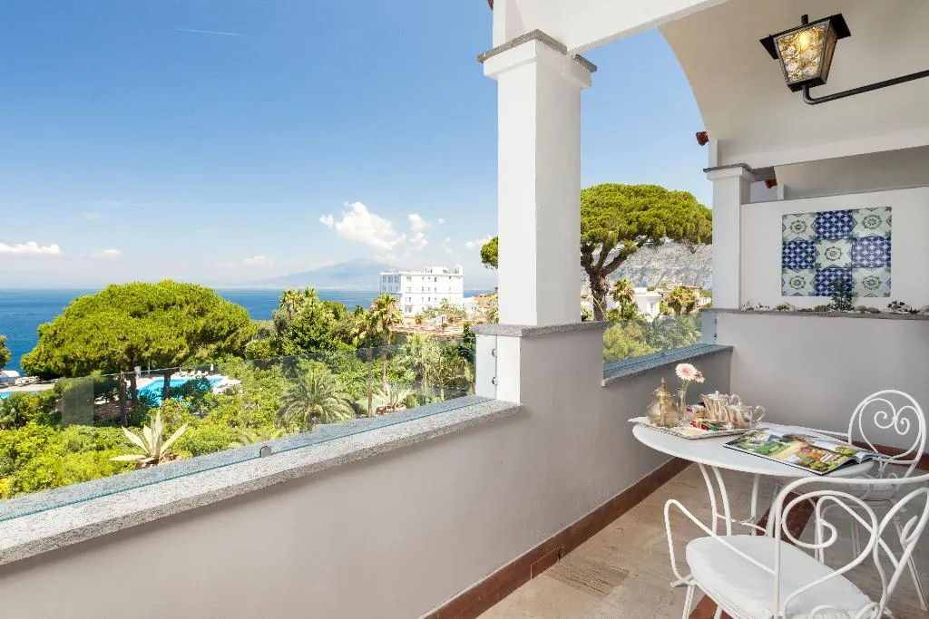 JUNIOR SUITE SEA VIEW Room, Grand Hotel Cocumella, Naples
