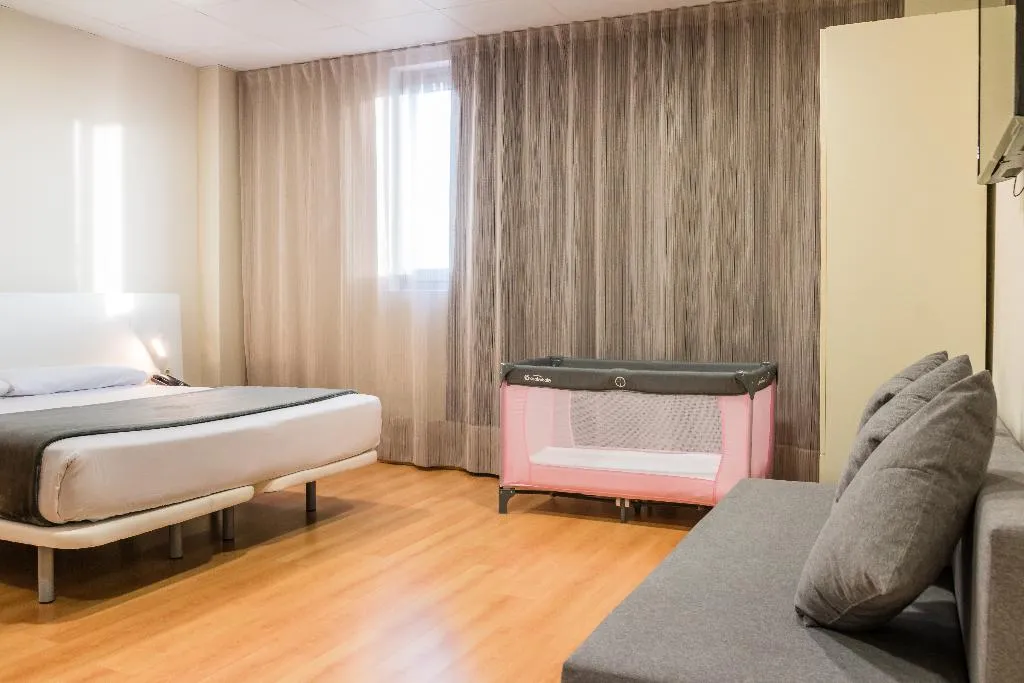 DOUBLE SUPERIOR Room, Vertice Roomspace Madrid, Madrid