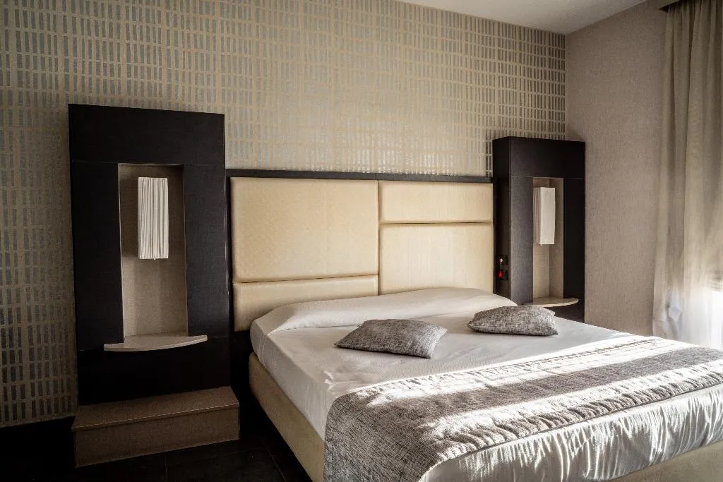 FAMILY ROOM TWO BEDROOMS TWO BATHROOMS Room, Hotel Premiere, Naples