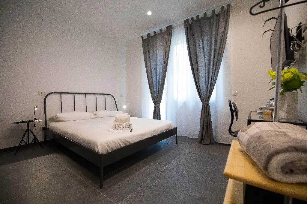 DOUBLE BASIC Room, Quattro Briganti, Naples