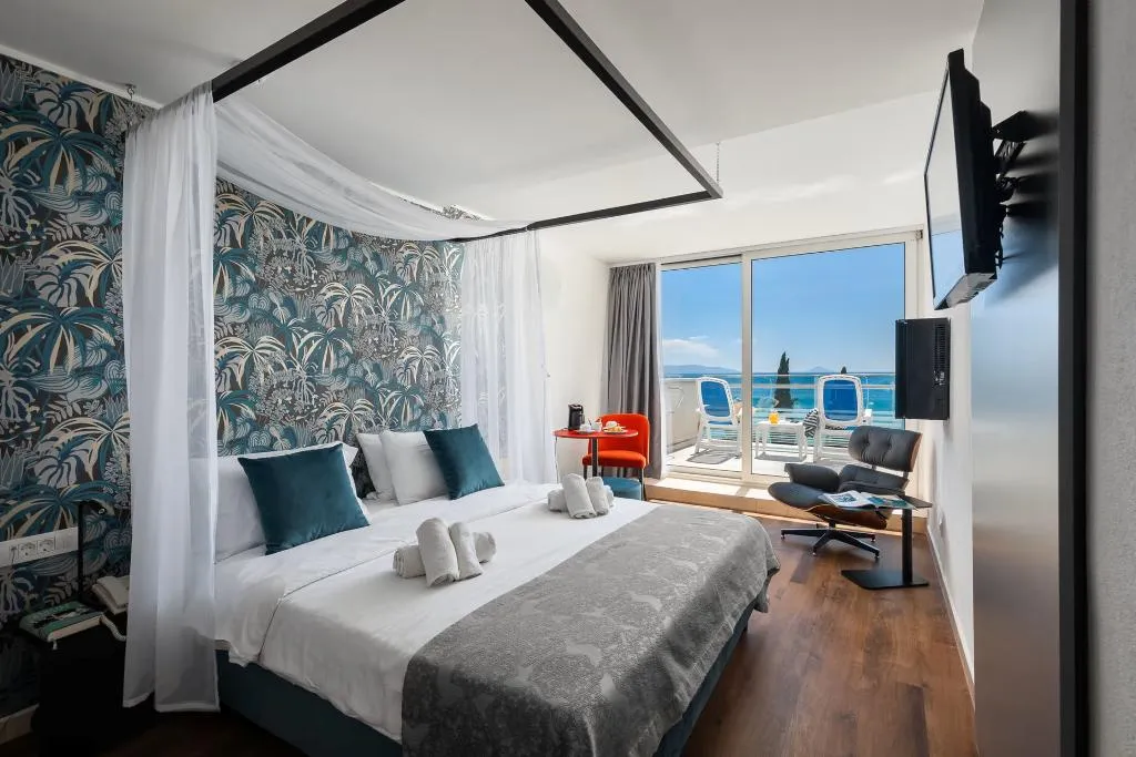 DOUBLE DELUXE SEA VIEW Room, MASLINICA Mimosa Lido Palace Hotel, Istria