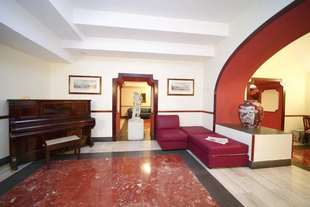 Lobby, La Pace, Naples