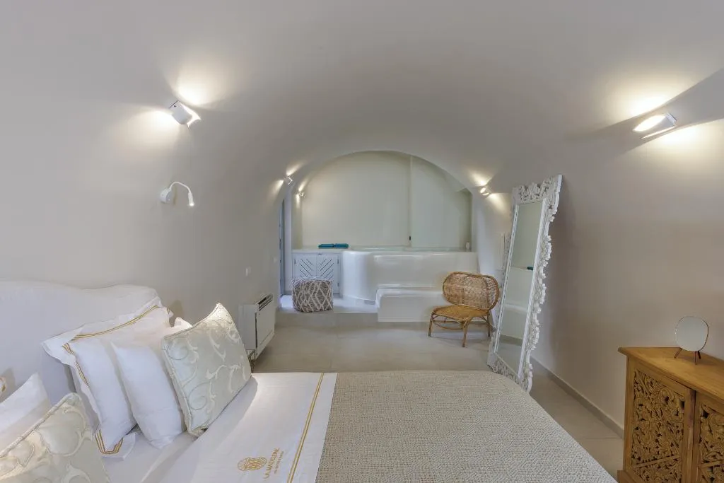 SUITE DELUXE KING BED Room, La Madeleine Oia, Santorini