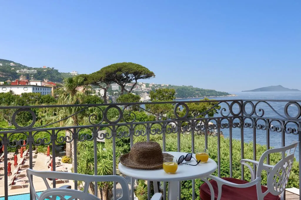 Double or Twin DELUXE SEA VIEW WITH BALCONY Room, Grand Hotel Ambasciatori, Naples