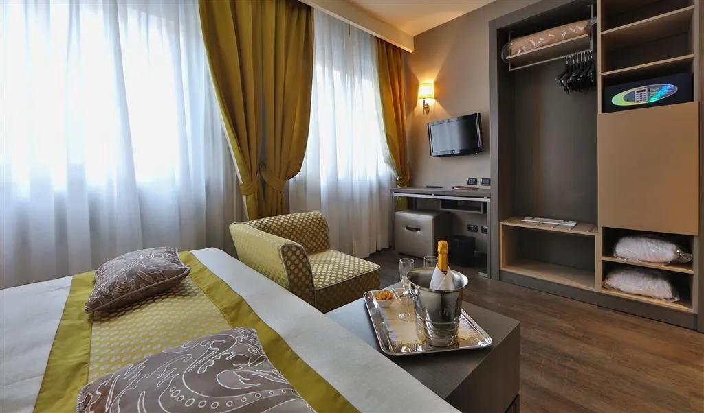 JUNIOR SUITE STANDARD Room, Hotel Mozart, Milan