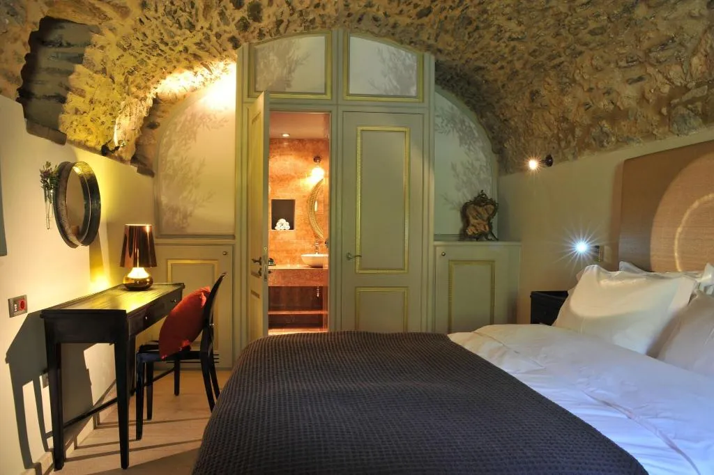 SUITE QUEEN SIZE BED Room, Kinsterna Hotel, Kalamata