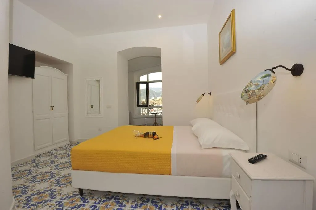 Room, Surriento Suites, Naples