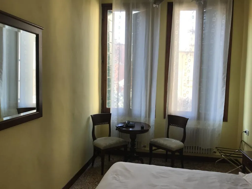 Room, Ca Centopietre, Venice