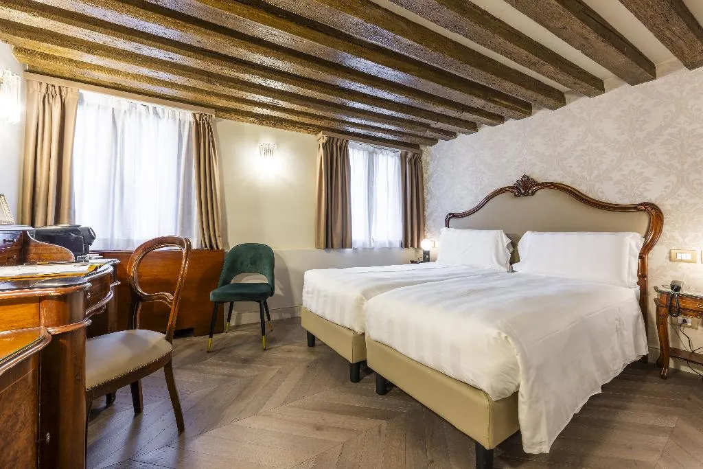 Double or Twin DELUXE CANAL VIEW Room, Colombina, Venice
