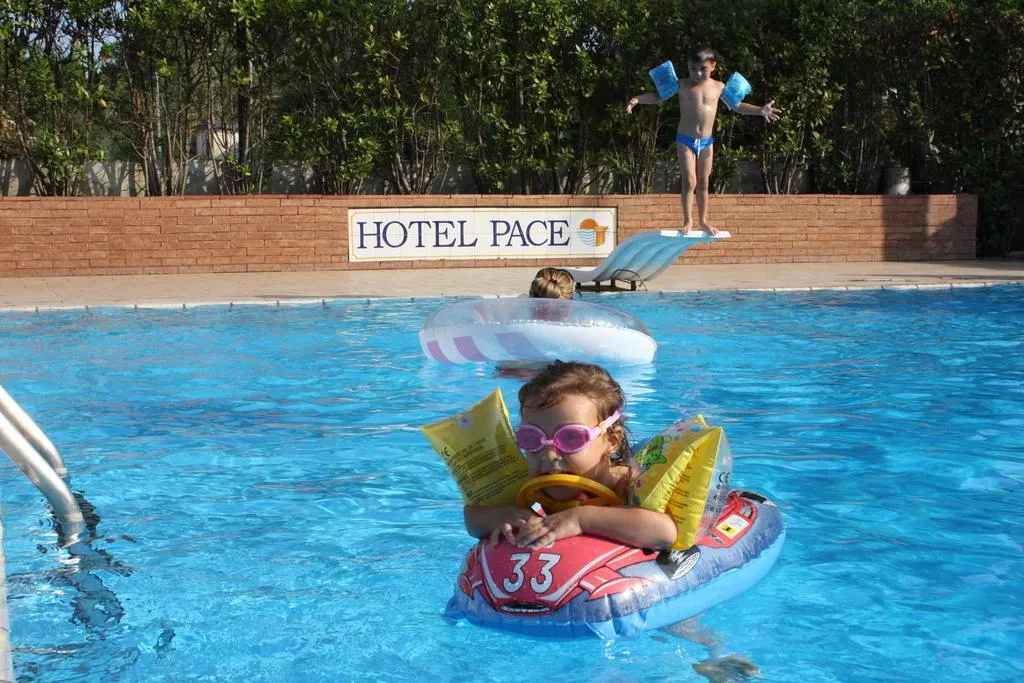 Pool, Pace, Naples