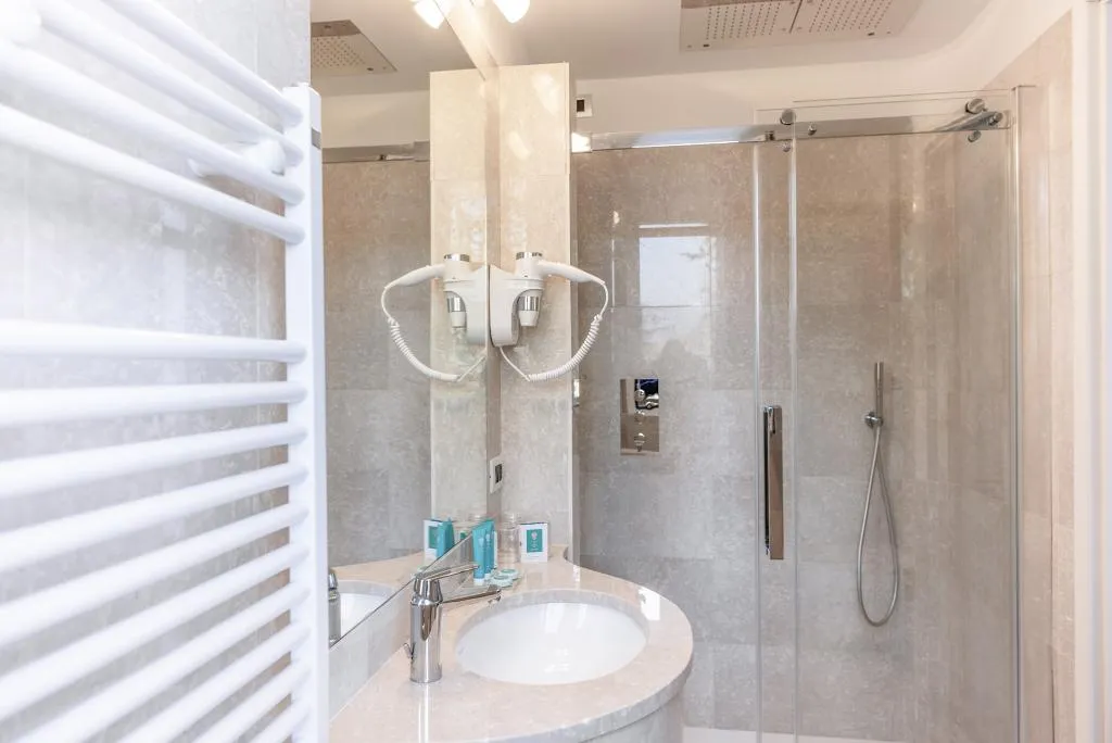 Double or Twin LAKE VIEW Room, Royal Hotel, Milan