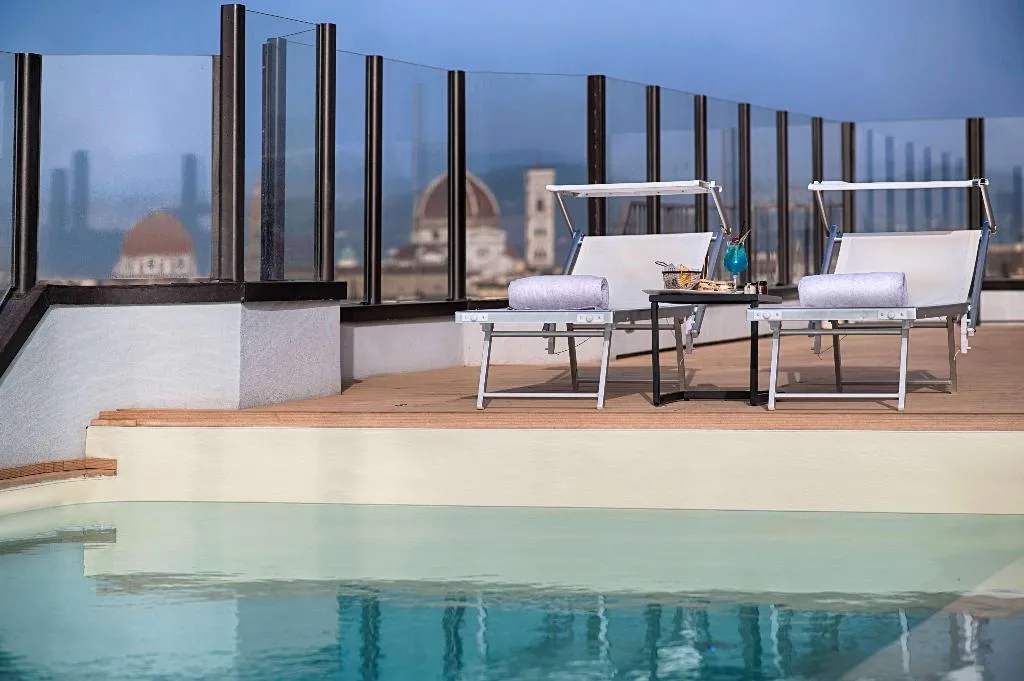 Pool, NH Firenze, Florence