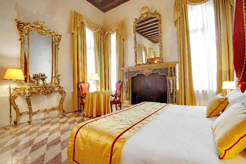 Room, Dona Palace, Venice