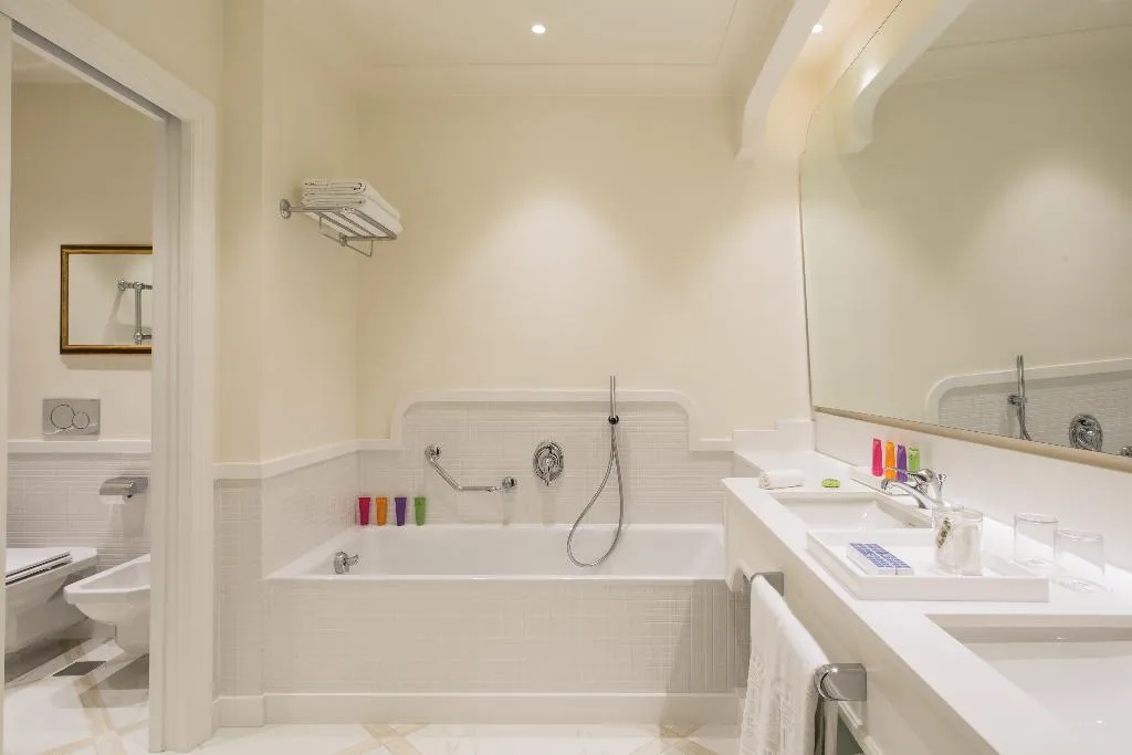 SUITE WITH JACUZZI WITH VIEWS Room, Grand Hotel Royal, Naples