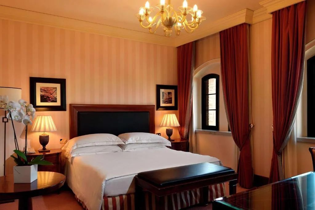 DOUBLE GUEST ROOM KING BED Room, Hilton Molino Stucky Venice, Venice