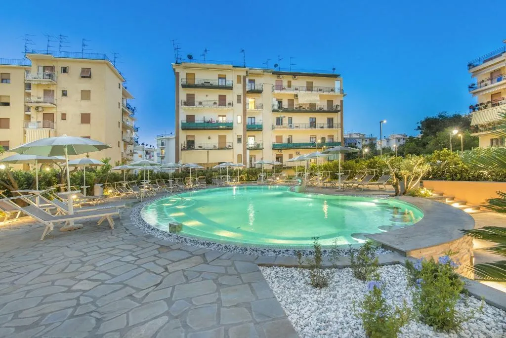Pool, Leone, Naples