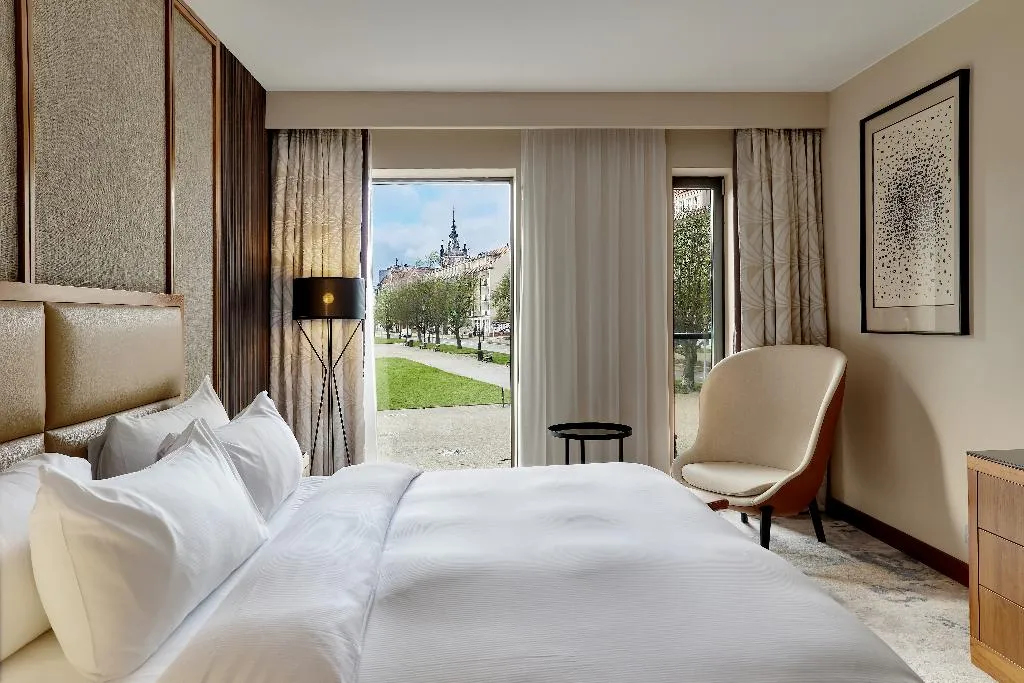 DOUBLE GUEST ROOM KING BED Room, Hilton Gdansk, Gdansk