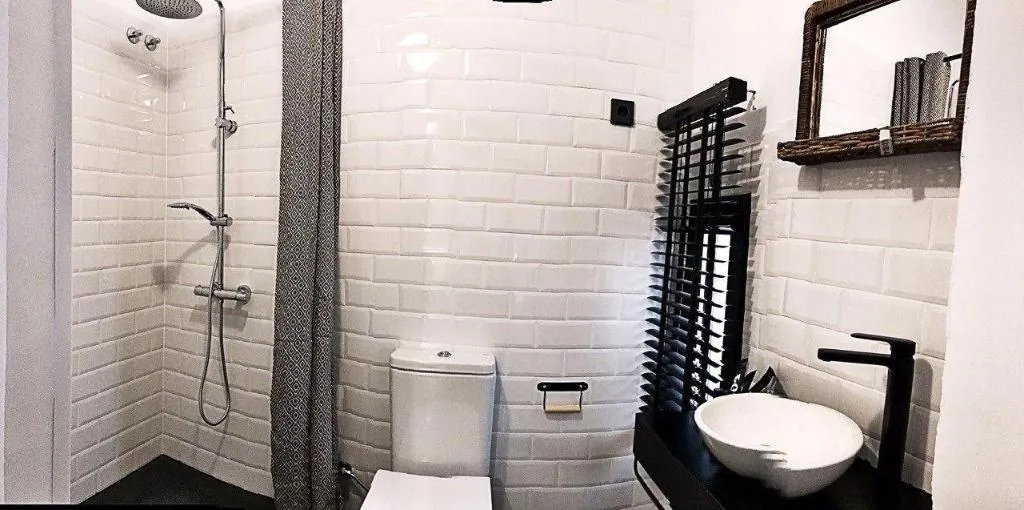 Room, Lanave, Madrid