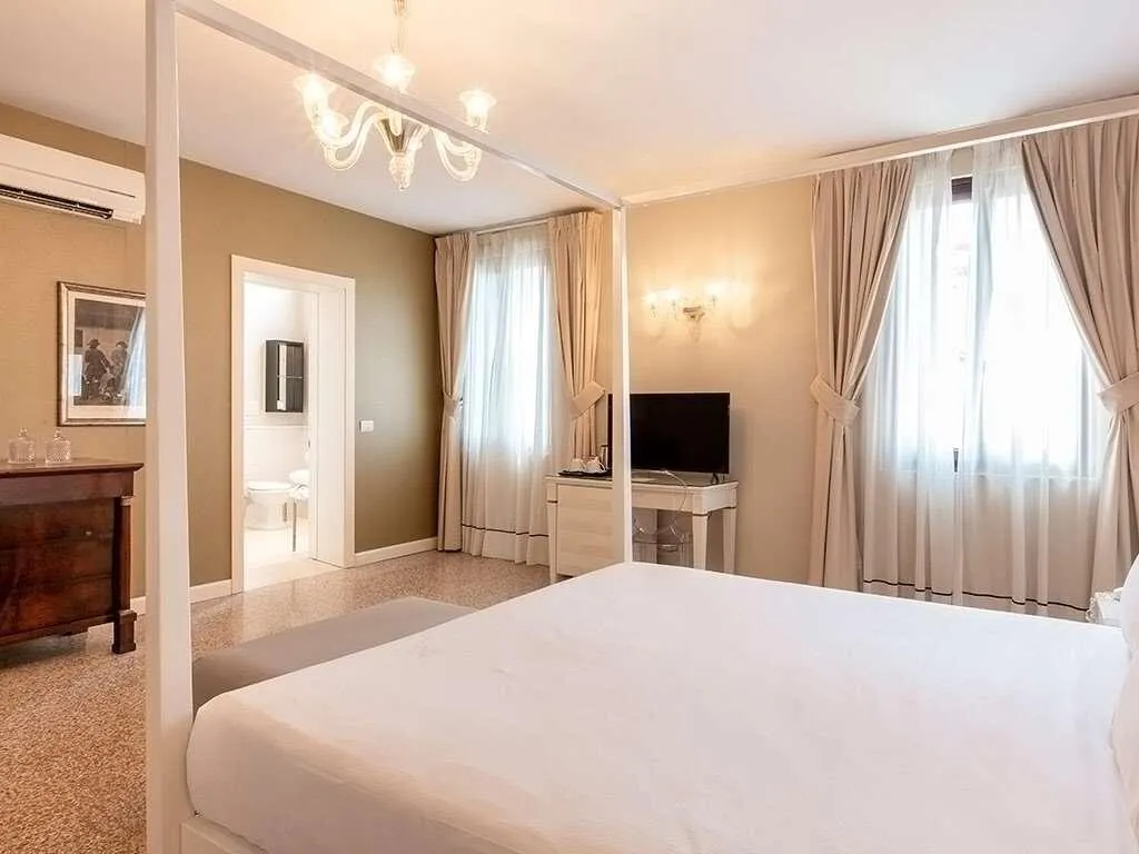 Room, Sonder Salute Palace, Venice